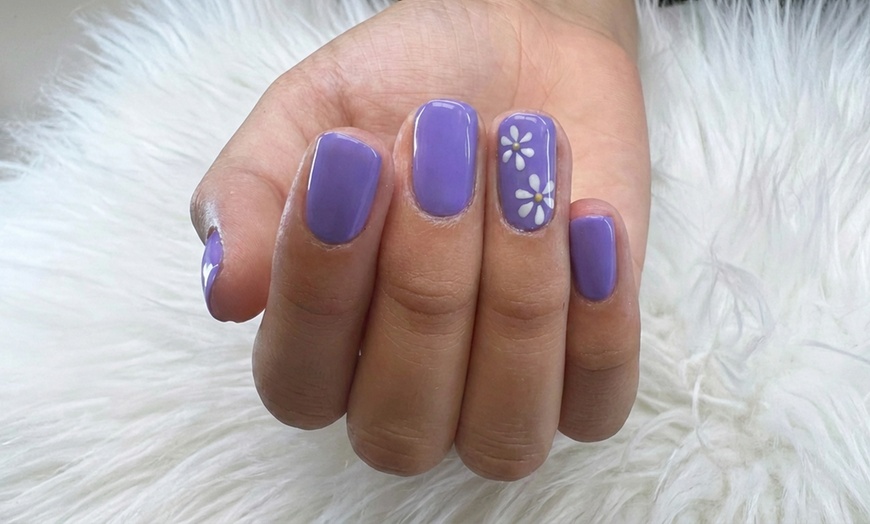 Image 4: Refresh Your Nails With A Gel Manicure