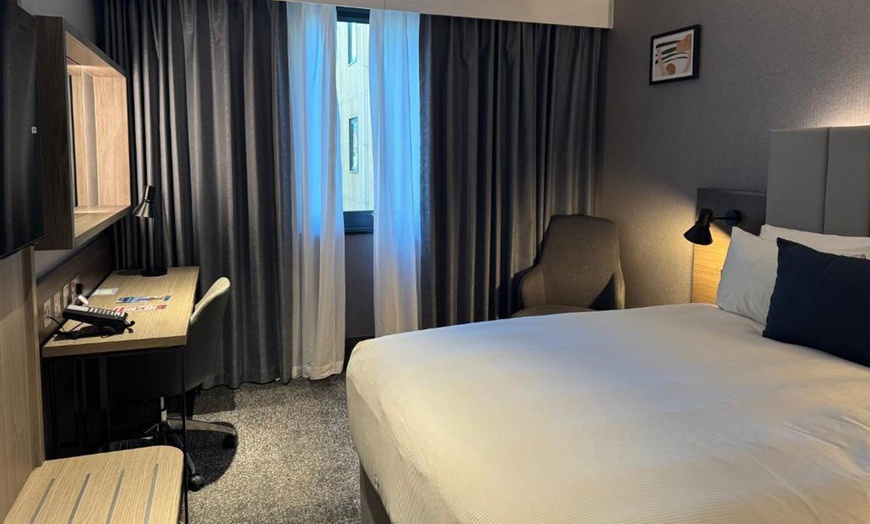 Image 8: Kingston: One or Two Nights Stay 