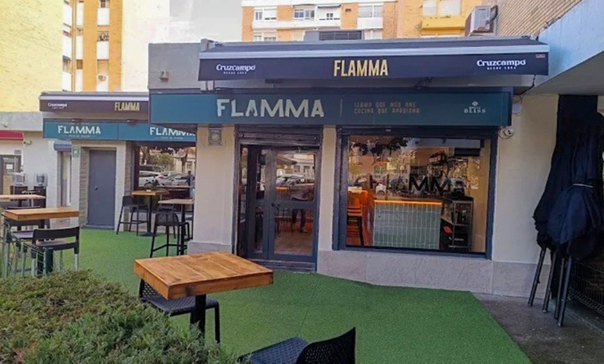 Image 2: Menú para 2 o 4 con entrantes, principales, postres y bebidas