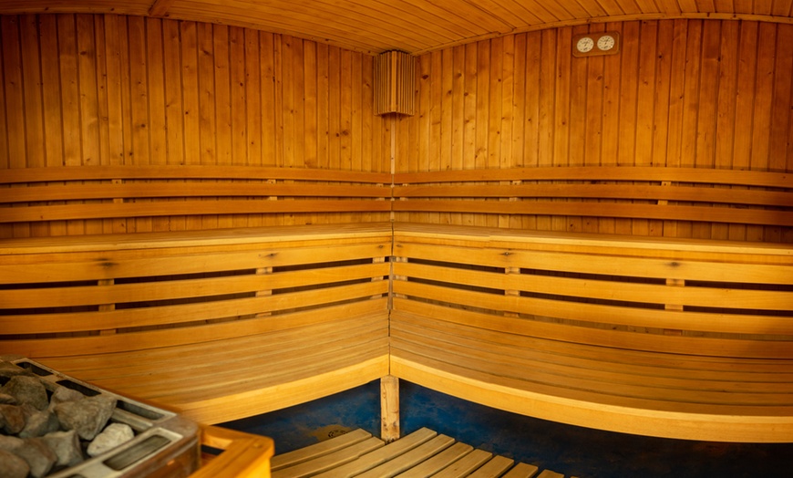 Image 7: Circuito Spa con copa de cava y opción a masaje para 1 o 2 personas