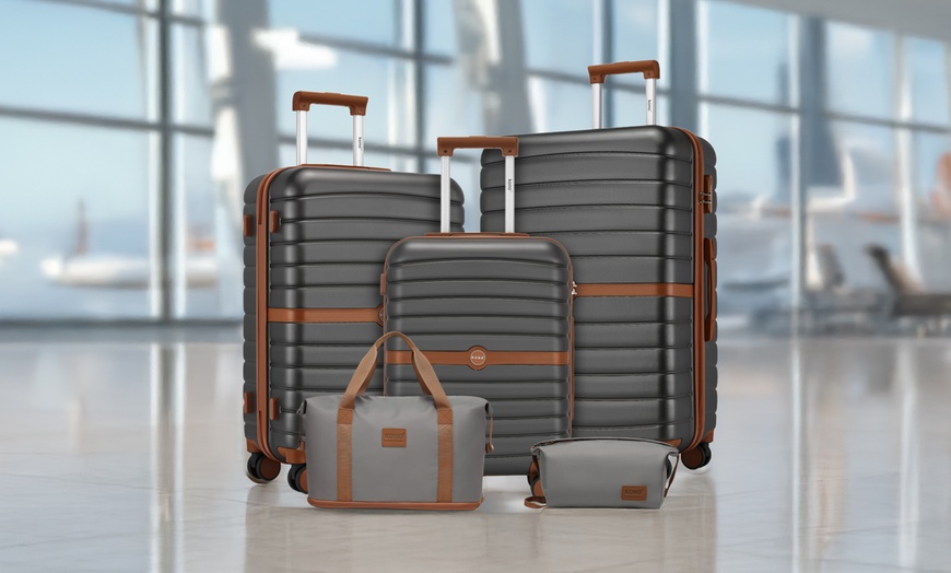 Image 1: Set de viaje gris y marrón con maleta rígida, bolsa de mano y neceser
