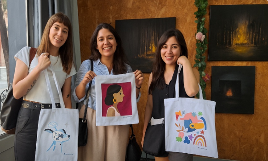 Image 1: Taller "Crea y pinta tu tote bag" con barra libre de vino para 1 o 2