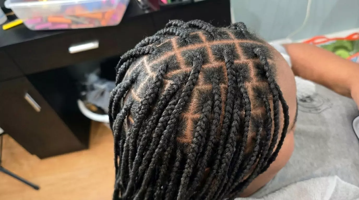 Flawless Knotless Braids: Small, Medium or Large Styles