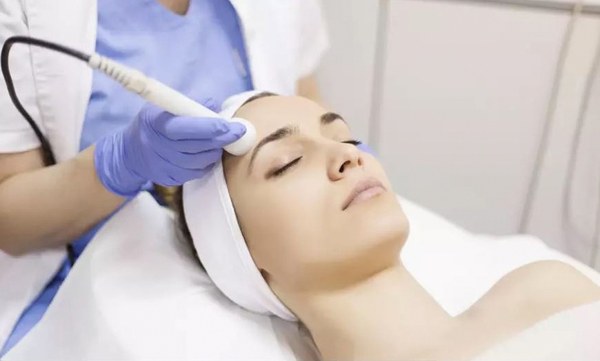 Image 1: Soin visage Hydrafacial au choix avec Maison du Bien Être Tours