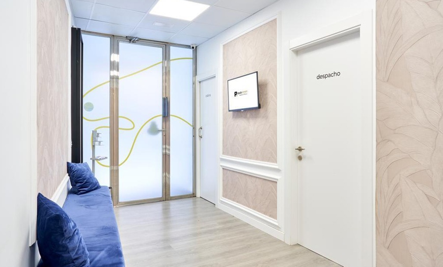 Image 3: Tratamiento facial con exfoliación, sérum, masaje y máscara LED para 1