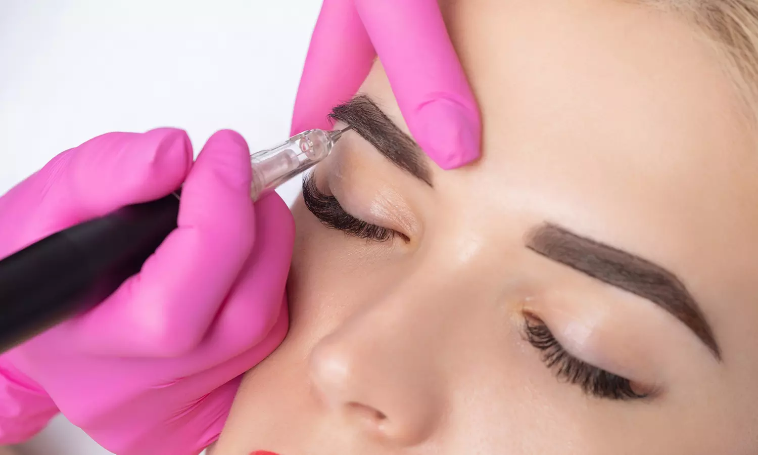 Sesión de microblading de cejas u ojos o micropigmentación de labios