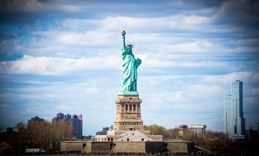 Image 3: Award-Winning NYC Sightseeing Bus Tour
