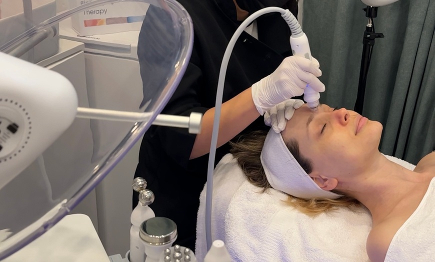 Image 1: Aquafacial-Gesichtsbehandlung opt. mit Gesichtsmassage für 1 Person