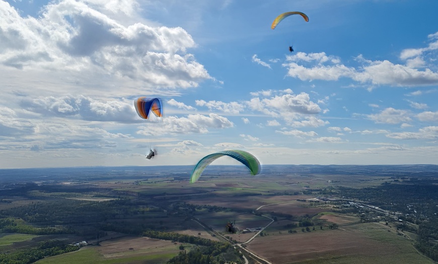 Image 2: Vuelo biplaza en parapente con profesional para 1 o 2 personas 