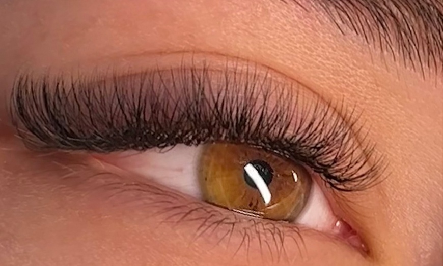 Image 1:  Sublimez le regard avec des extensions de cils sur-mesure
