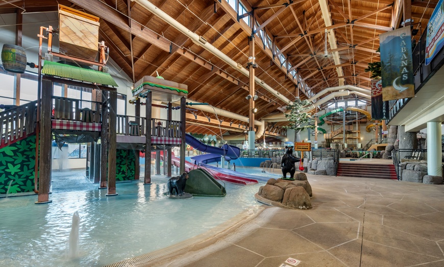 Image 25: Slides, pools & family fun at a Wisconsin waterpark resort