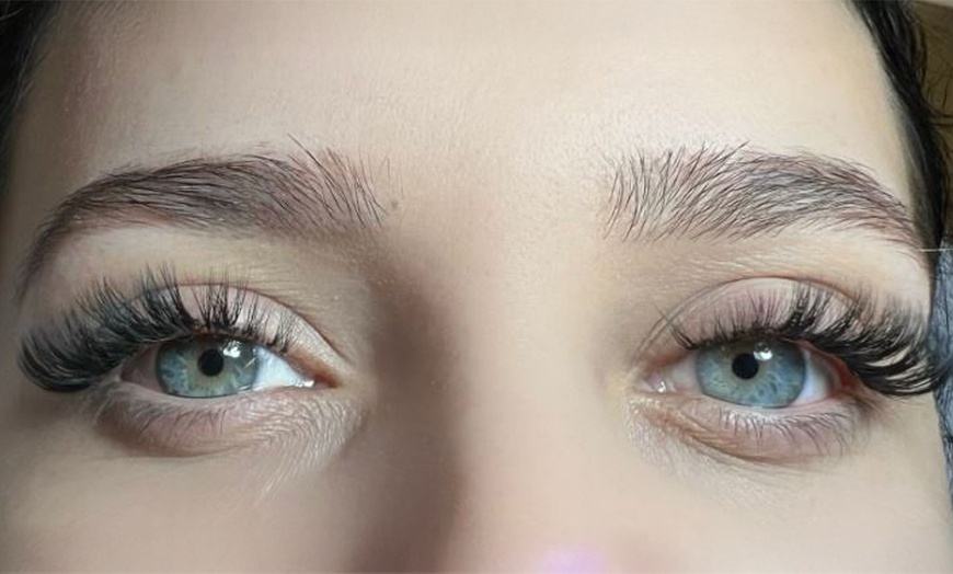 Image 1: Wimpernverlängerung Classic oder Volumen, opt. mit Refill für 1 Person