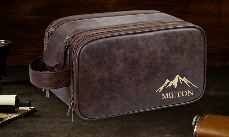 Image 5: Voyagez avec style grâce à une trousse de toilette personnalisée