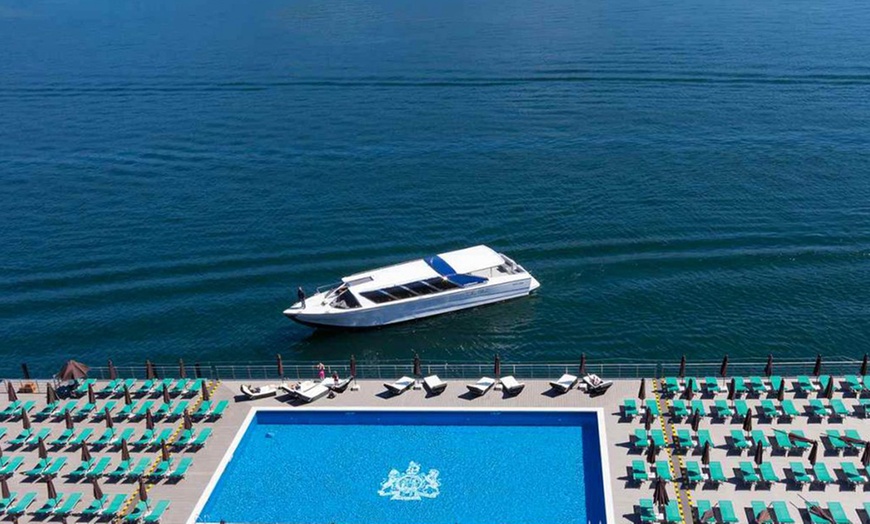 Image 2: Lac de Côme : 1 ou 2 nuits en demi-pension, piscine et bain à remous