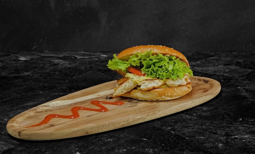 Image 2: 1-4 Burger inkl. Pommes frites / Süßkartoffelpommes und 1-4 Getränke