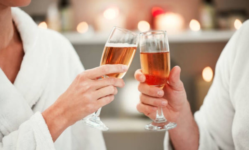 Image 6: Masaje en pareja con velas o ritual VIP con cava y chocolates
