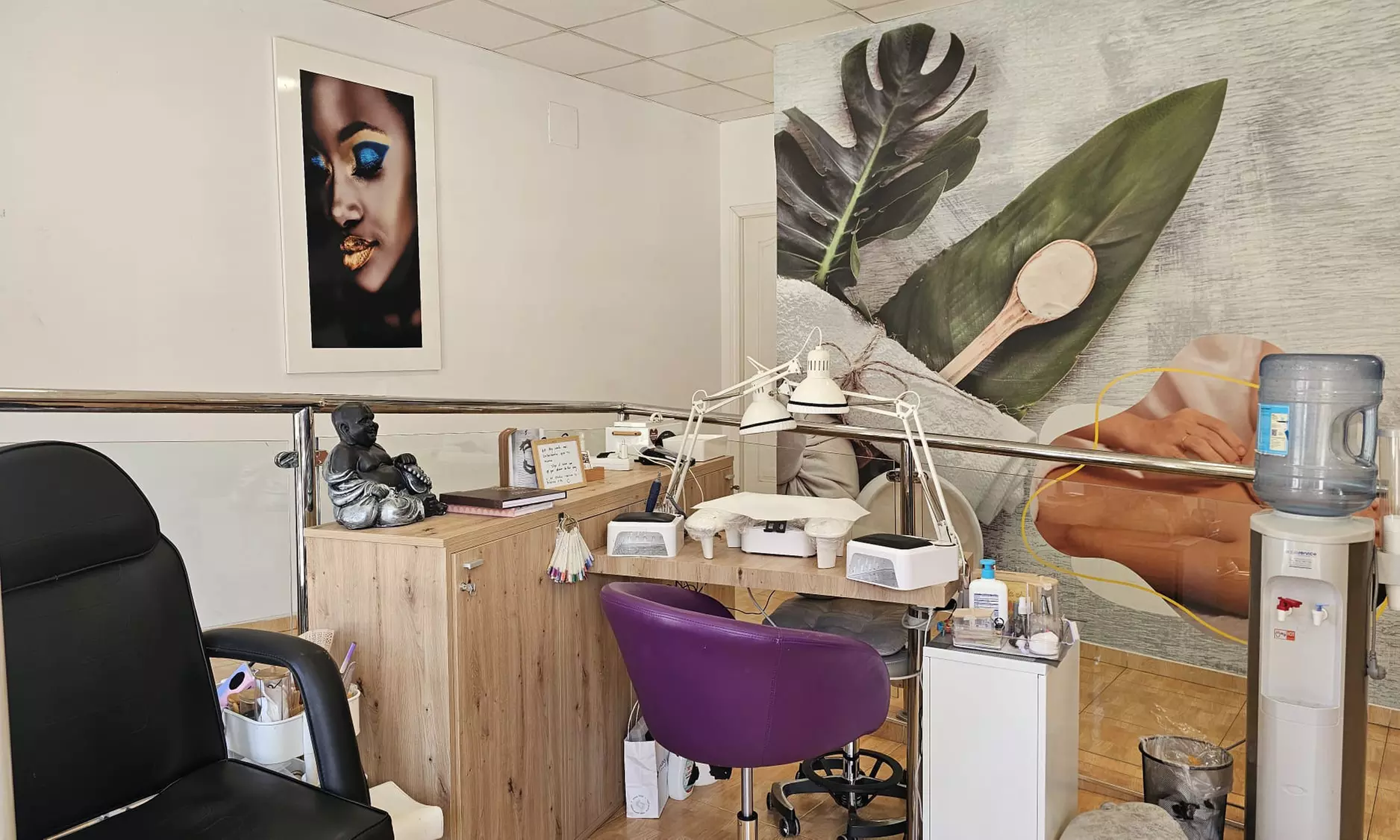 1 sesión de manicura y/o pedicura con esmaltado semipermanente