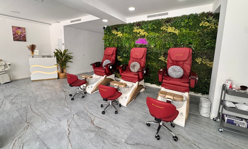 Image 4: Manicura o pedicura con esmaltado normal o semipermanente 