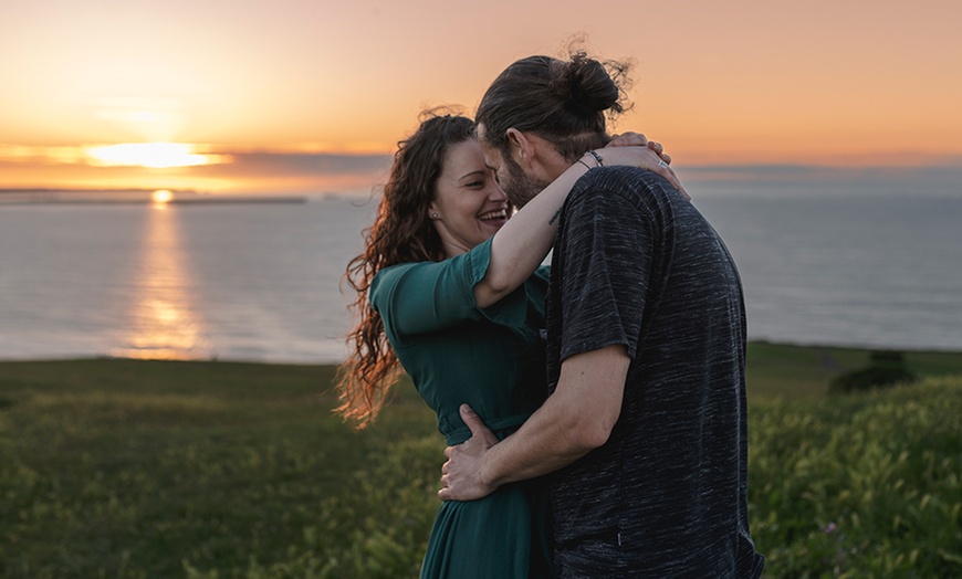Image 1: Sesión de fotos en pareja en la playa o cualquier lugar de Gijón