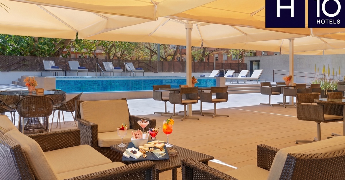 Cócteles y tapas en la terraza El Jardí de H10 Itaca en Barcelona