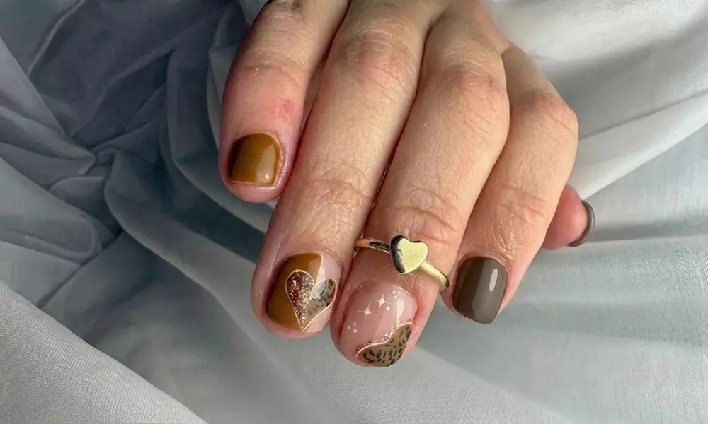 Uñas acrílicas con permanente y decoración o manicura y pedicura