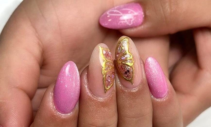 Image 4: Sesión de manicura y/o pedicura con esmaltado normal o semipermanente