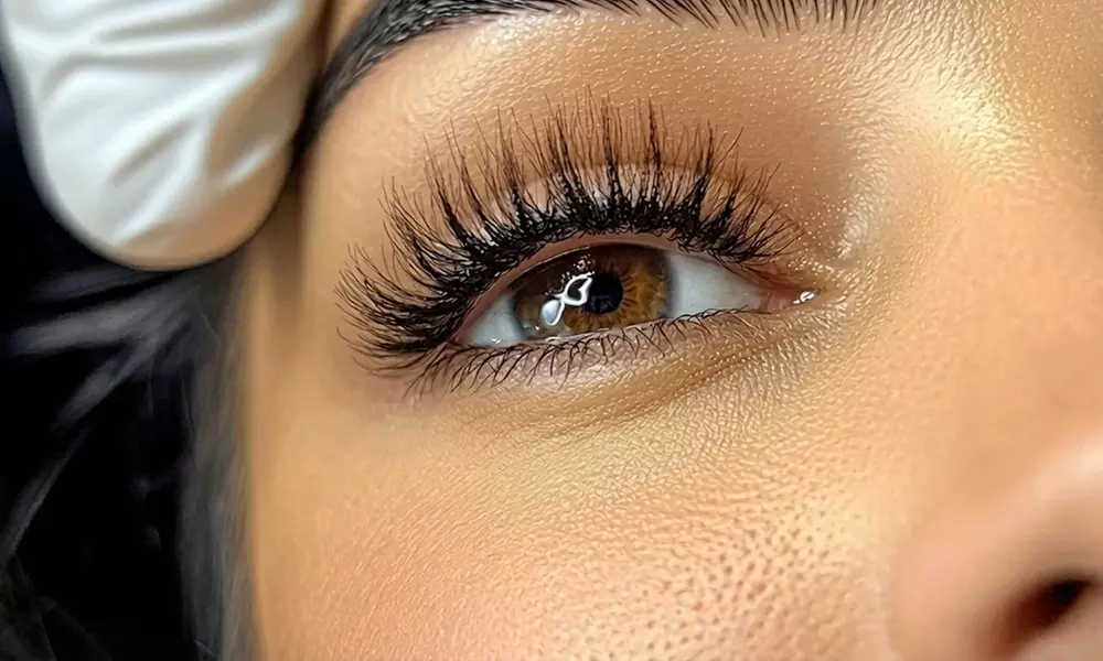 Enhance Your Eyes: Full Sets of Effortless, Hybrid, or Ultimate Lashes