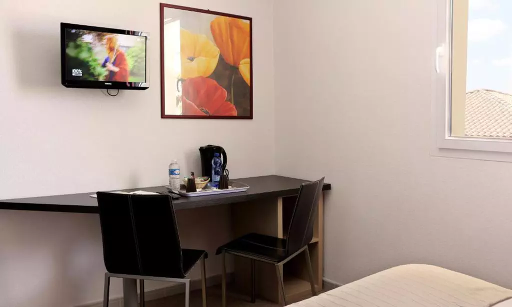 Aigues-Vives (Gard) : chambre double avec PDJ, menu en option