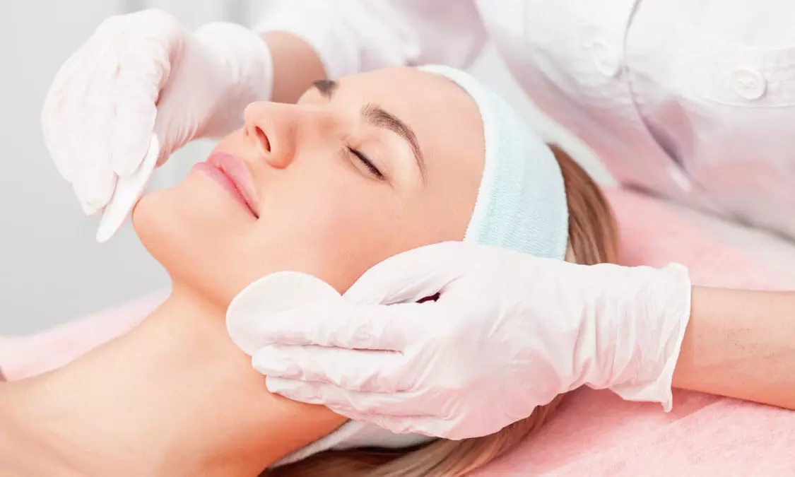 1 o 2 sesiones de Hollywood Peel facial con carbón activo y láser