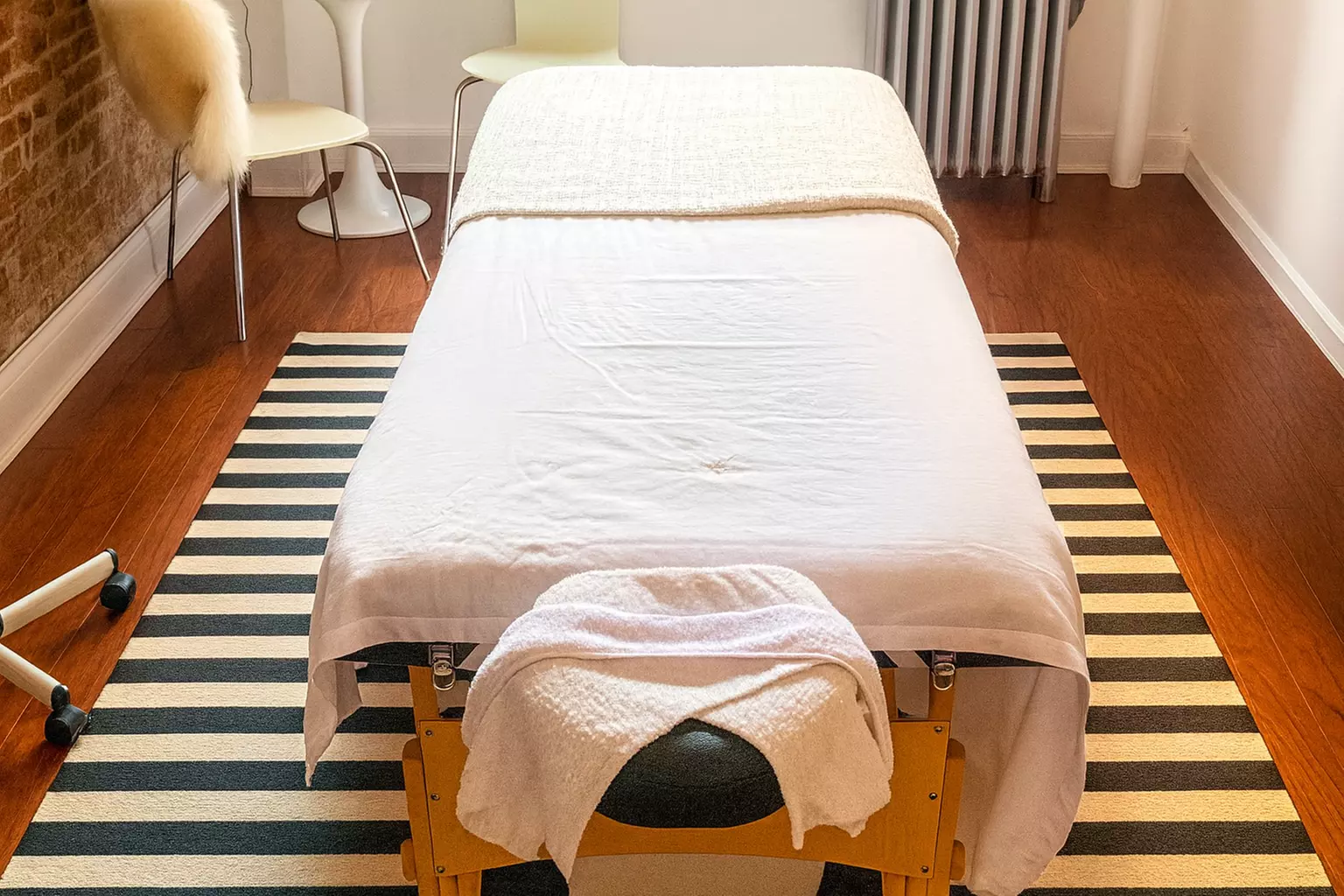 Achieve Youthful Glow with Top-Rated Microneedling Sessions!