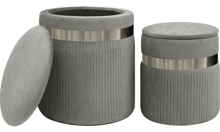 Image 11: 2er-Set zylindrische Samt-Poufs mit Stauraum