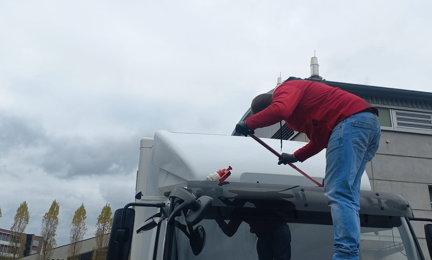 Image 8: Premium-Innen- oder Außenreinigung für verschiedene Fahrzeugarten