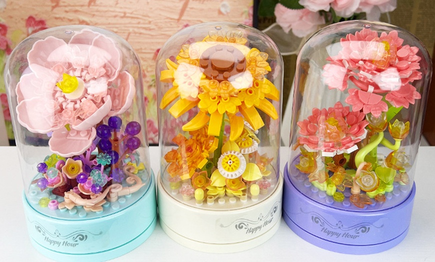 Image 8: 300-Piece Flower Bouquet Building Kit with Music Box