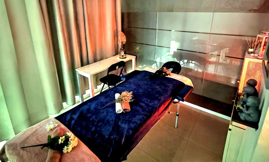 Image 4: Masaje personalizado de 50 minutos con masaje craneofacial