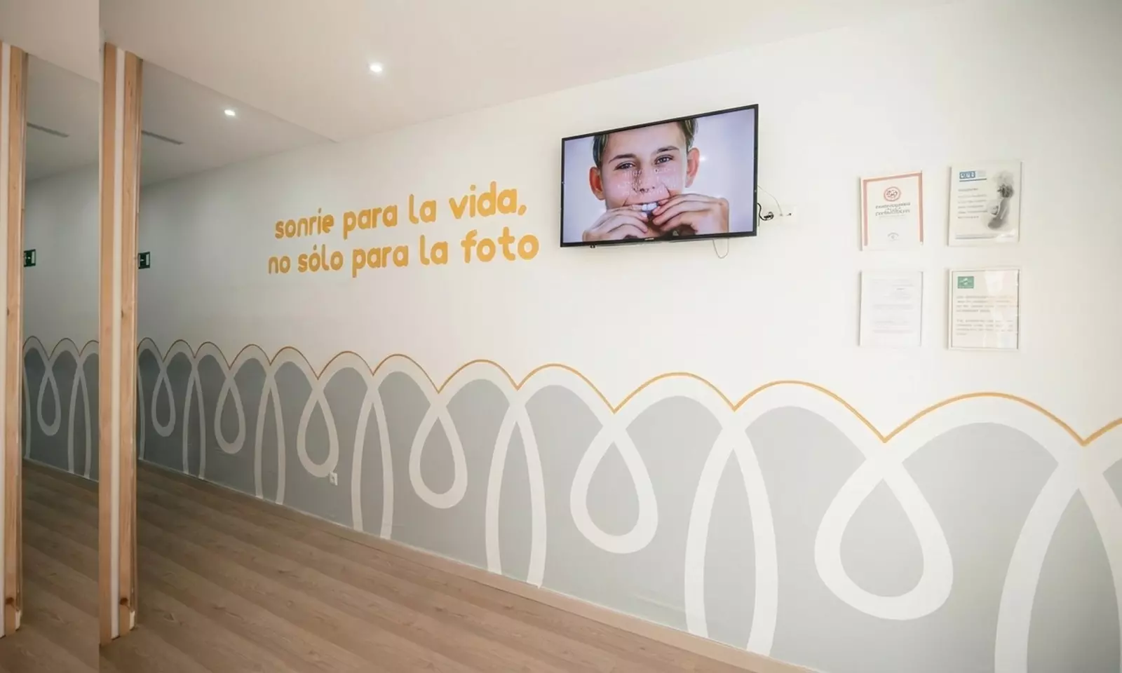 Limpieza bucal con revisión, diagnóstico y colocación de brillante