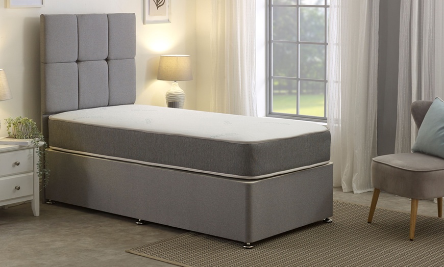 Image 1: Temperature-Regulating Hybrid Mattress with Dual Foam Layers