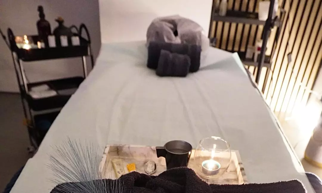 Sesiones de masaje relajante con piedras volcánicas y aromaterapia