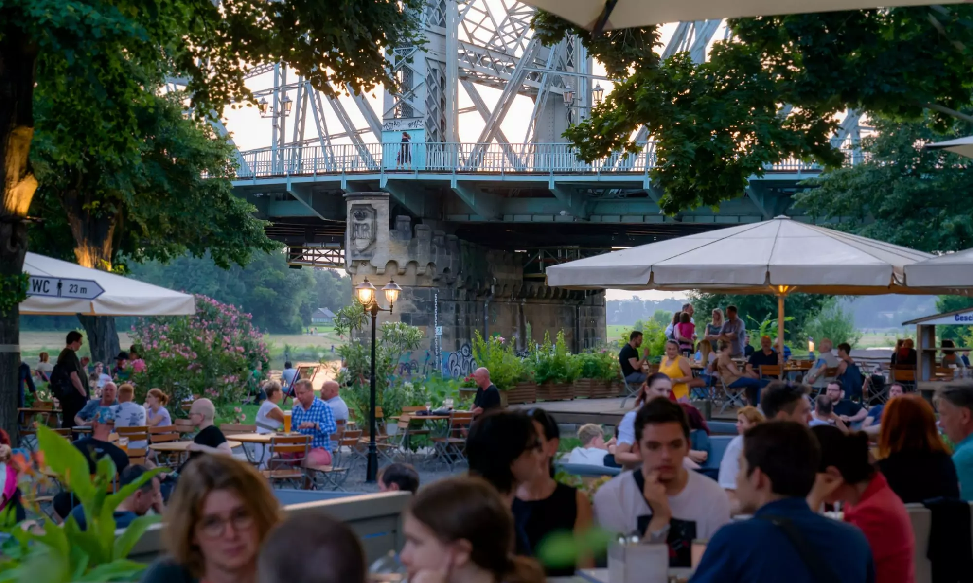 Genieße ein 2-Gänge-ElbeGarten-Menü mit Blick auf die Elbe