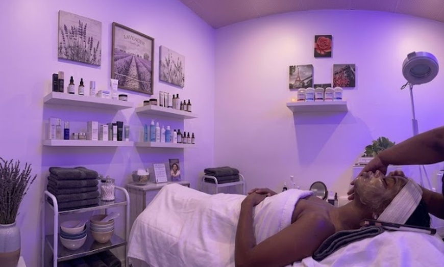 Image 3: One or Three 60 or 90 Minutes Sessions of Swedish Massage + Hot Stones