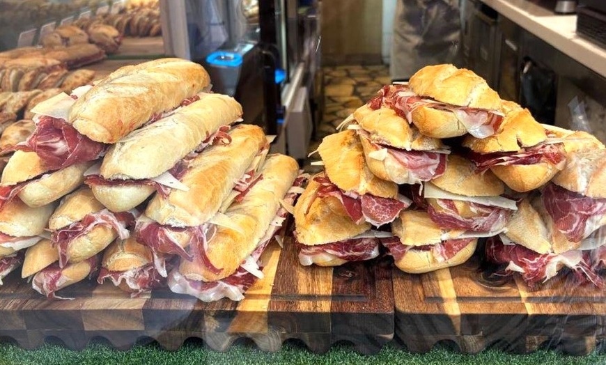 Image 4: Bocadillos ibéricos, bebidas y dulces para 2 o 4 personas