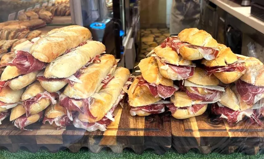 Bocadillos ibéricos, bebidas y dulces para 2 o 4 personas