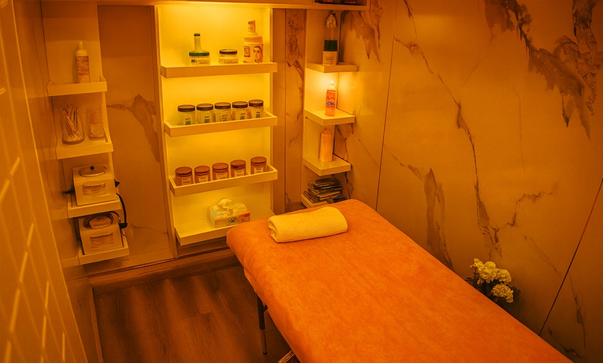 Image 2: 60-Min Hydrafacial, w/ Hairwash & Blowdry, or Full Body Spa Treatment