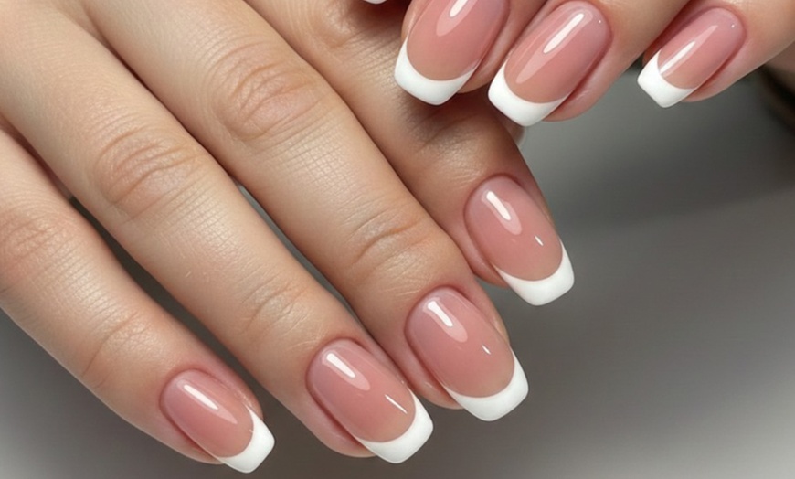 Image 2: Manicura francesa semipermanente 