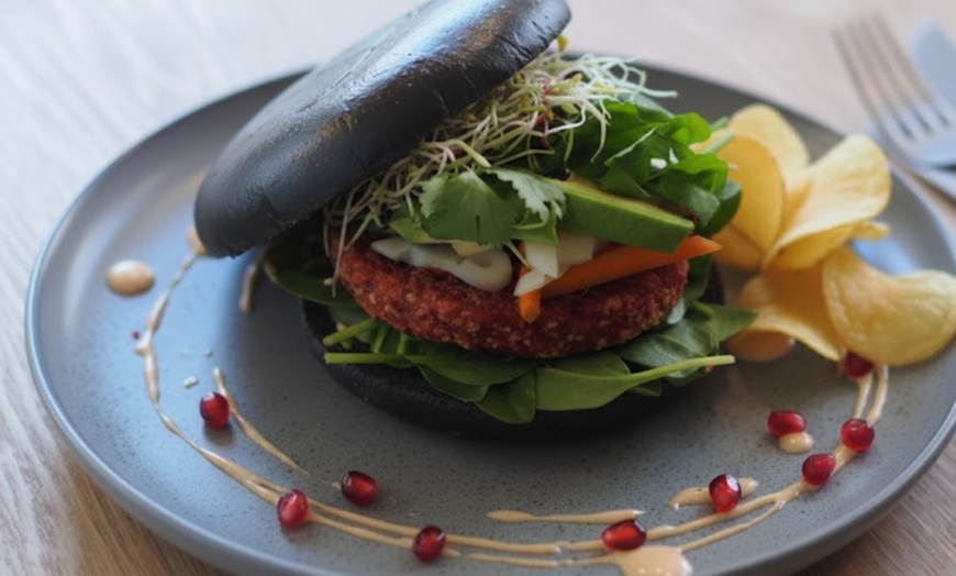 Image 2: Veganer Black/Red Burger inkl. Saft oder Schorle für 1 oder 2 Personen