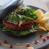 Image 2: Veganer Black/Red Burger inkl. Saft oder Schorle für 1 oder 2 Personen