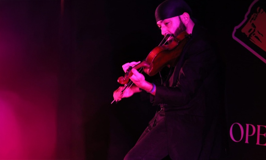 Image 3: Entrada a espectáculo flamenco en grada o mesa VIP para 1 persona