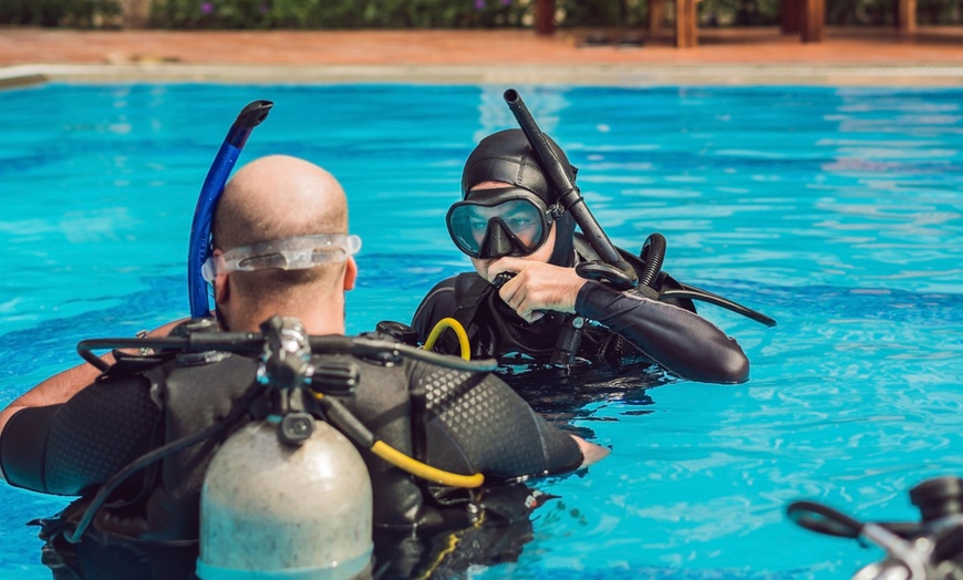 Image 8: Bautismo de buceo en piscina con instructor para 1 o 2 personas 