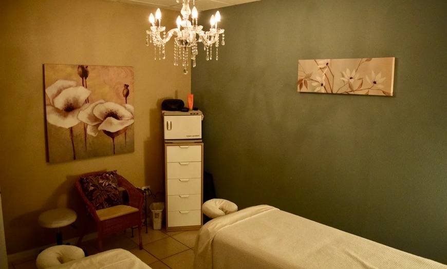 Image 2: 50-Min Individual or Couple Relaxation Massage Packages