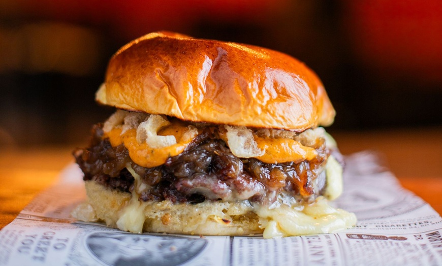 Image 5: Menú de burguer con patatas fritas y opción a bebida para 2 personas