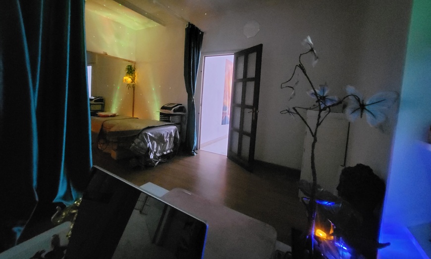 Image 7: Masaje de hasta 90 min. con opción a aparatología drenante y más 